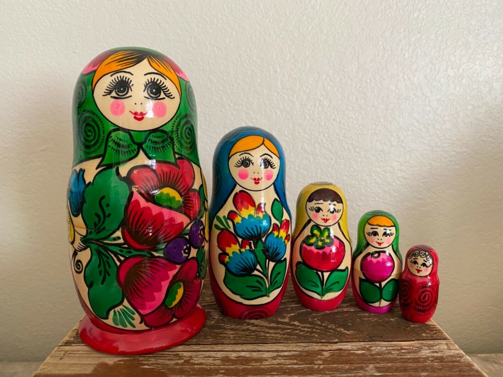 Russian Nesting Dolls Traditional Style! 5 Pieces