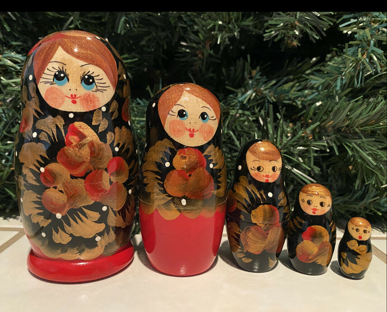 Russian Nesting Dolls Beautiful Girls! Christmas Colors 5 Pieces