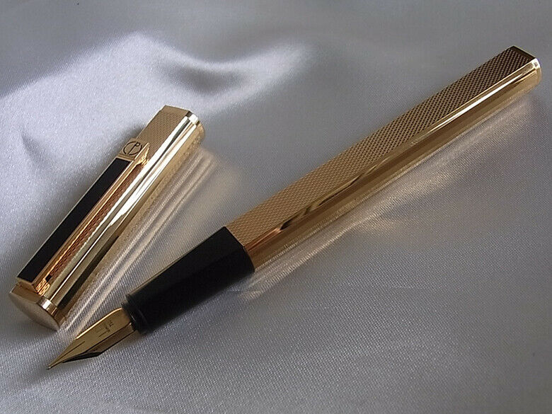 Dunhill Gemline Classic Dress Fountain Pen 18k M Nib Black Line Clip